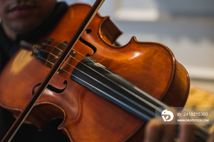 Violista homem tocando sua viola clássica. Violino e música.