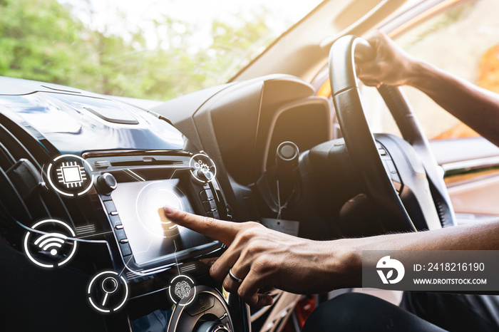 触摸交互汽车仪表盘屏幕，汽车内饰，控制智能汽车设置，无线通信