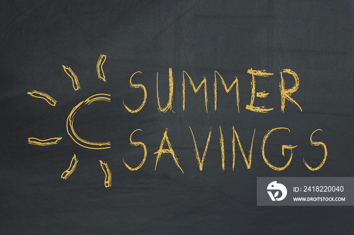 黑板上的夏季储蓄概念