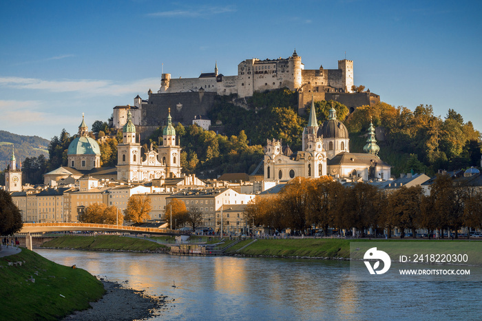 Festung Hohensalzburg mit salzburger Altstadt im Herbst, Österreich