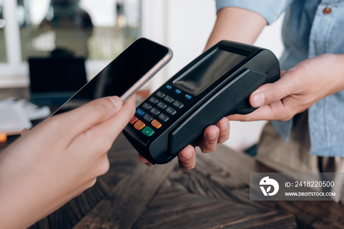 使用NFC技术通过智能手机支付账单。
