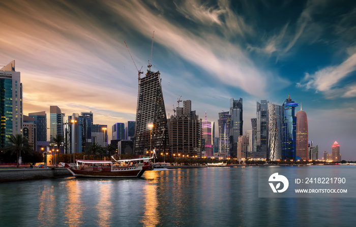 Blick auf die Skyline von Doha, Katar, mit den modernen Hochhäusern bei Sonnenuntergang