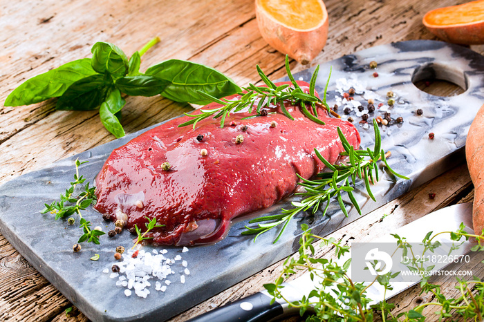 Frische rinder leber mit kräutern