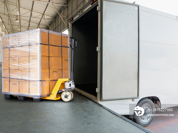 包装箱将包装塑料堆放在托盘上，装入货运卡车。装货码头。
