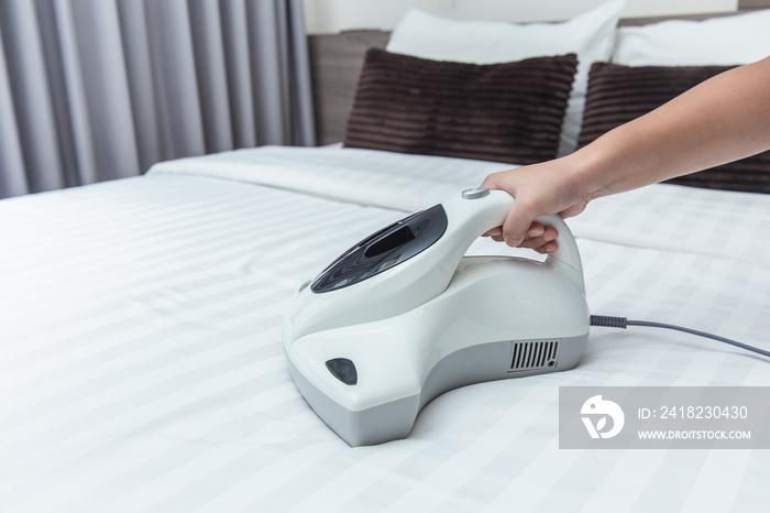 使用带有紫外线灯的清洁床床垫除尘器的Mite真空吸尘器