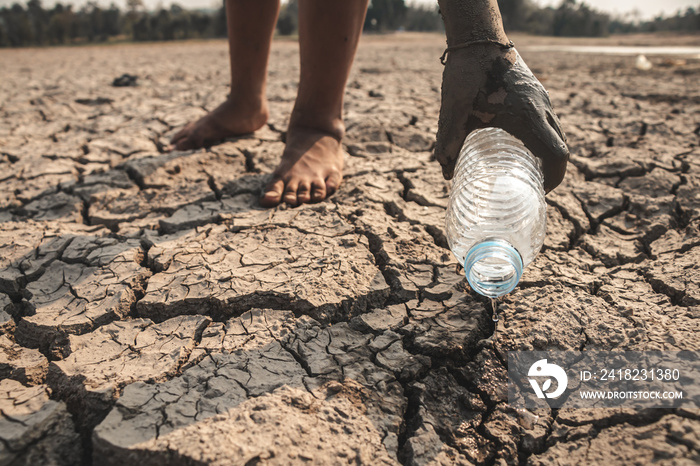 等待饮用水以度过这场干旱的小男孩，概念干旱和危机e