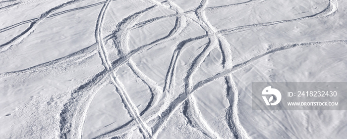 带滑雪板痕迹的越野滑雪道