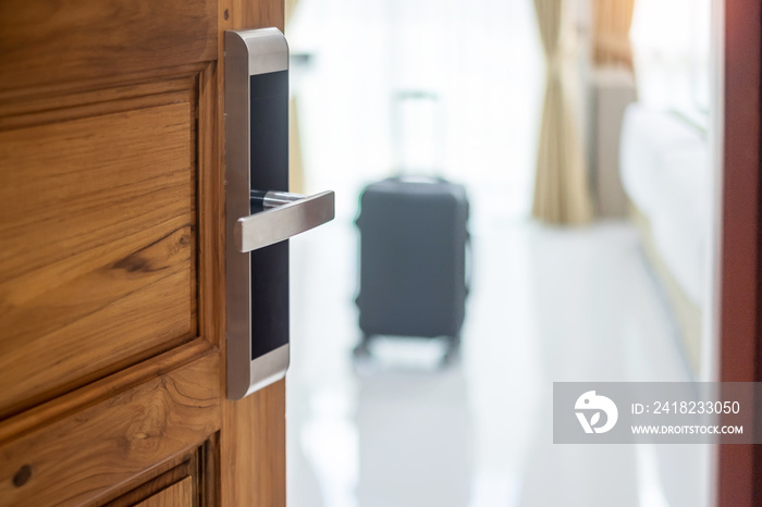 用于房间安全的数字门把手或电子旋钮，带行李和房间的木门开口