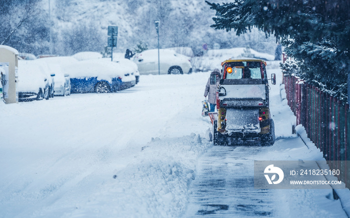 冬季暴风雪过后，扫雪卡车为汽车清理道路……