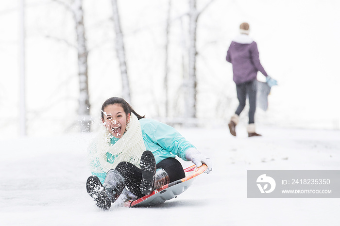 两个年轻女孩在冰雪中滑雪下山