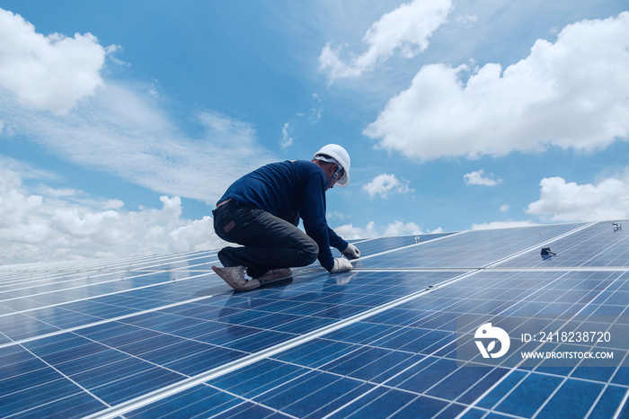 太阳能发电厂更换太阳能电池板的工程师团队；工程师和电工团队