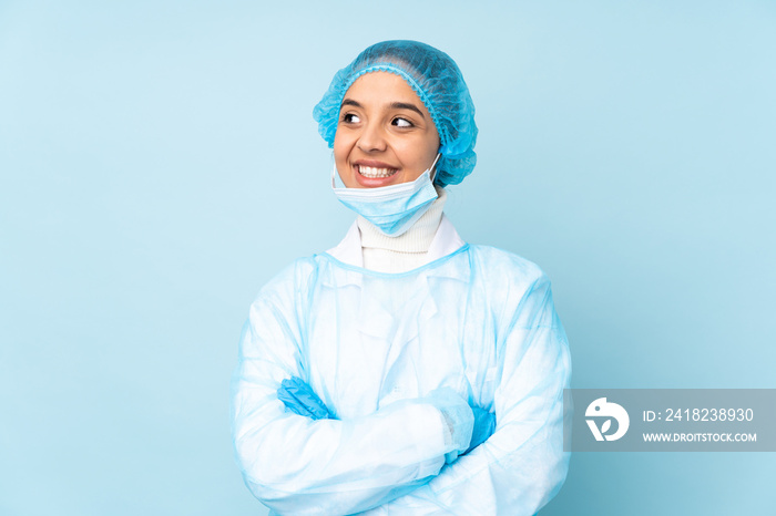 身穿蓝色制服的年轻外科医生印度妇女快乐微笑