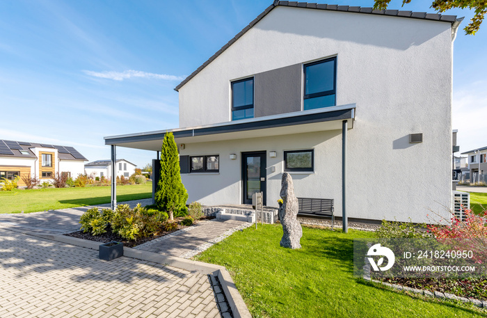 modernes Einfamilienhaus mit Garten