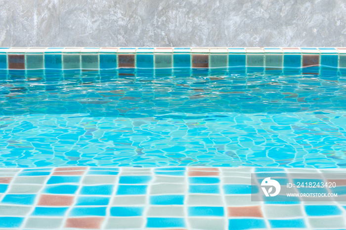 酒店蓝色游泳池，暑假概念