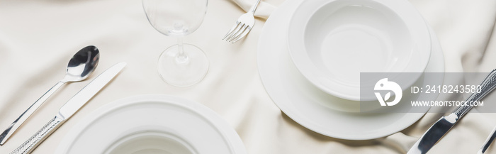 在白色桌布上用酒杯盛餐具的全景镜头