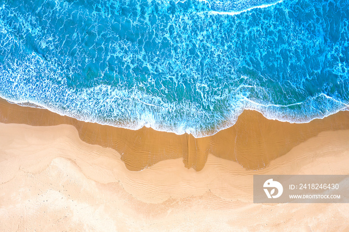 Vista aerea di una spiaggia con mare azzurro e onde