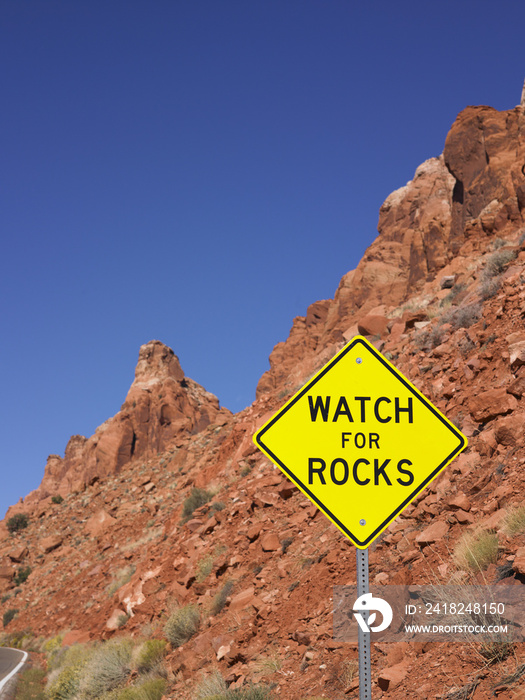 注意公路旁的岩石标志