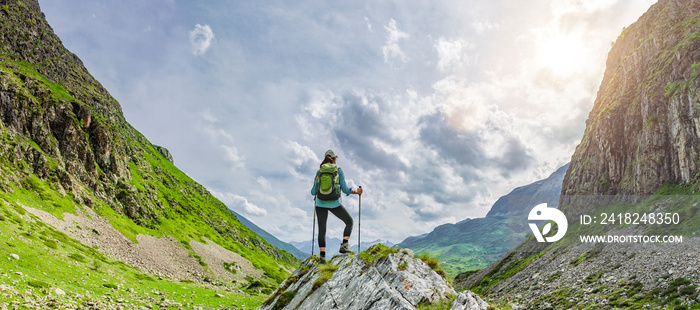 Frau mit Rucksack beim Wandern