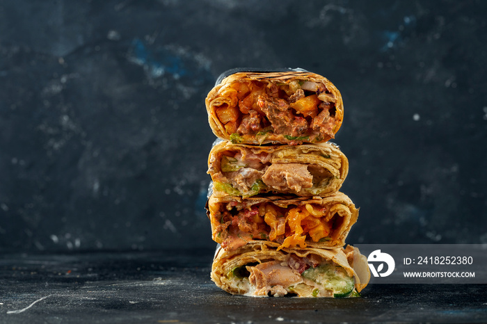 Shawarma把一个肉和蔬菜馅叠在另一个上面。一堆Shawarma放在d上