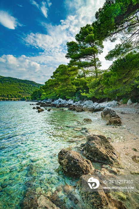 Wybrzeże i morze Chorwacji z kamienną plażą i niebieskim niebem z białymi chmurami