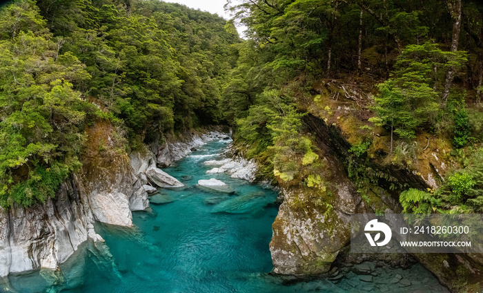 新西兰哈斯山口的多彩蓝山河