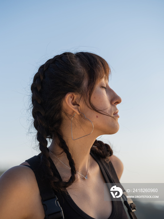 户外一位年轻土著妇女的垂直画像