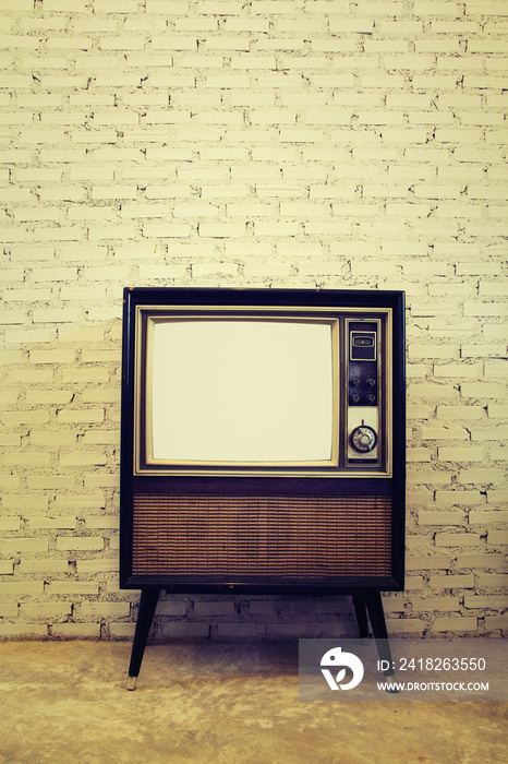 砖墙背景复古电视
