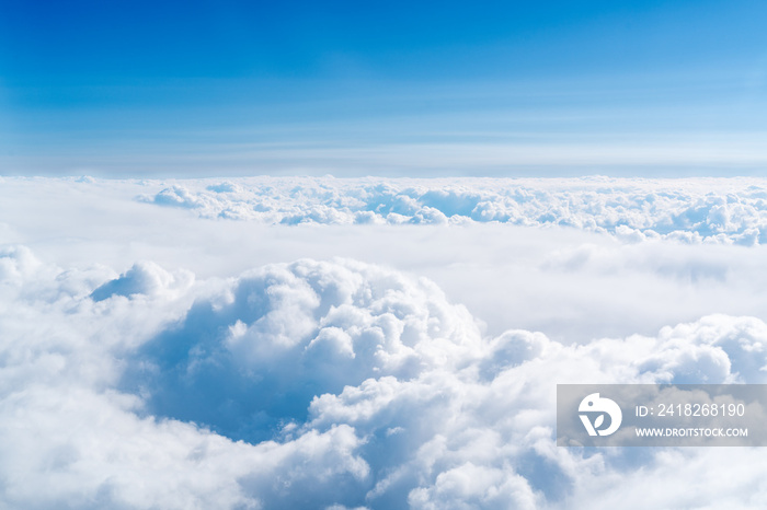 蓝色的天际线和云景，飞机窗户的景色