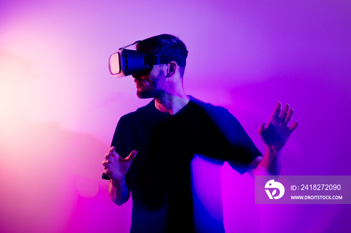 使用VR虚拟现实眼镜的人。未来主义元宇宙游戏和数字技术的未来
