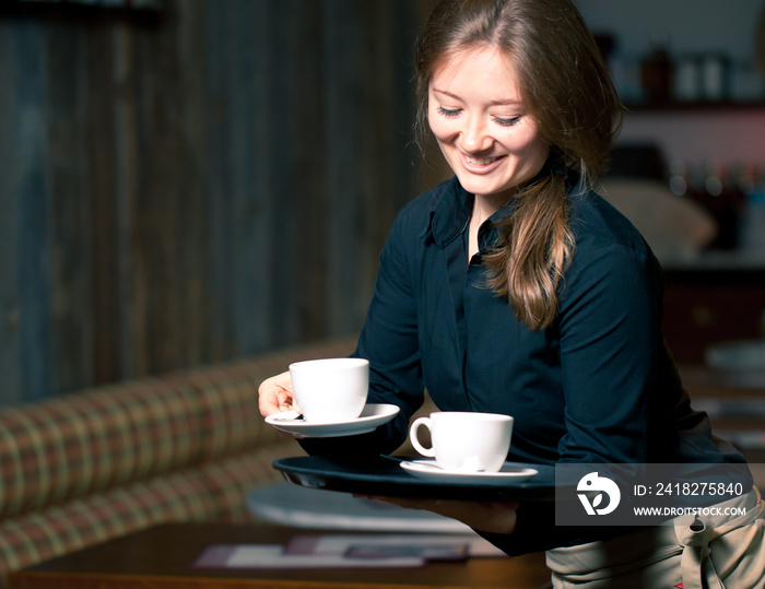 Junge kellnerin arbeitet im Cafe