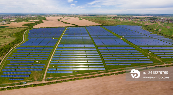 具有多排太阳能光伏板的大型可持续发电厂鸟瞰图