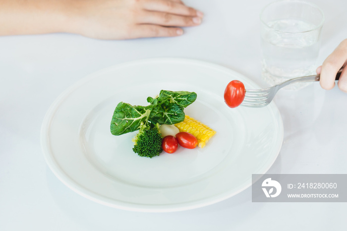 少吃健康。在节食控制热量的过程中，晚餐吃蔬菜的人。