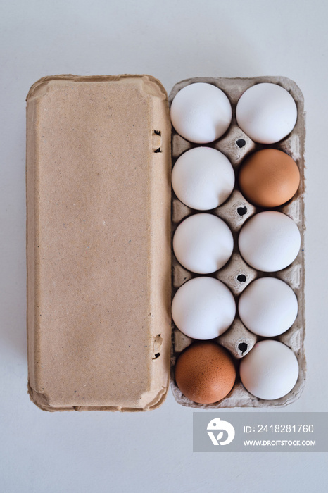 装鸡蛋的纸板盒。桌上有生鸡蛋的盒子。天然有机农产品。