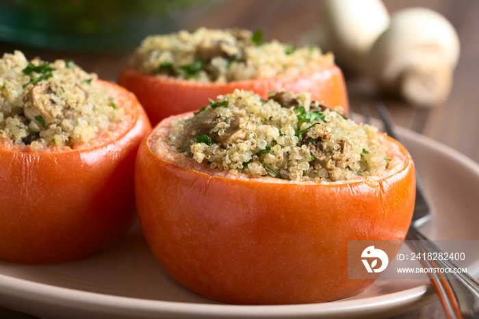 Gebackene Tomaten gefüllt mit Quinoa, Champignon und Petersilie, fotografiert mit natürlichem Licht 