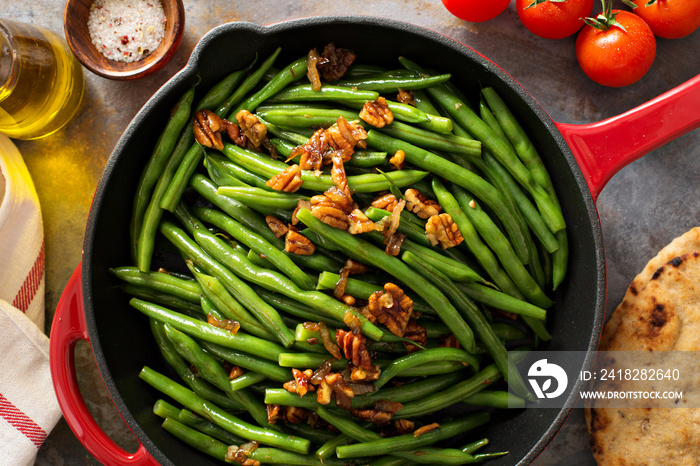 Green beans with caramelized pecans