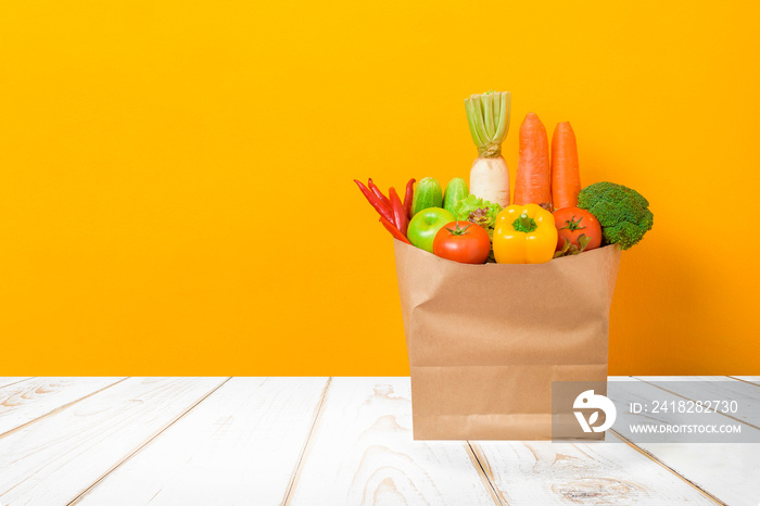 黄色背景木桌上食品袋里的健康蔬菜食品杂货店里的健康菜