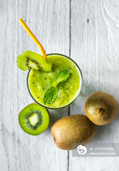 Healthy kiwi smoothie summer recipe