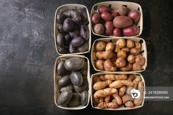 市场上各种不同种类和颜色的生生有机土豆红、黄、紫