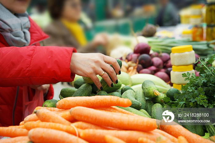 在绿色市场或农贸市场销售新鲜和有机水果和蔬菜。