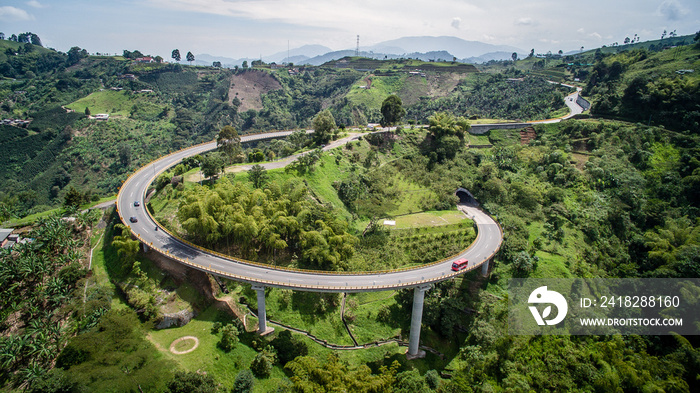 Vista aérea de Puente Helicoidal Pereira Manizales en Risaralda Colombia