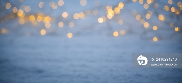 Hintergrund für Winter und Weihnachten: Lichter im Schnee