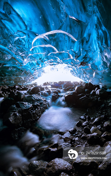 冰岛瓦特纳乔库尔冰川冰洞结构摘要