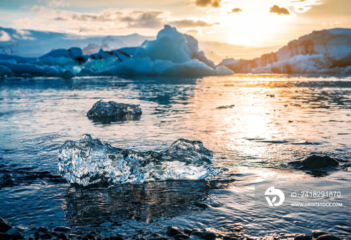 日落时Jokulsarlon冰川泻湖中的冰和冰山的结晶