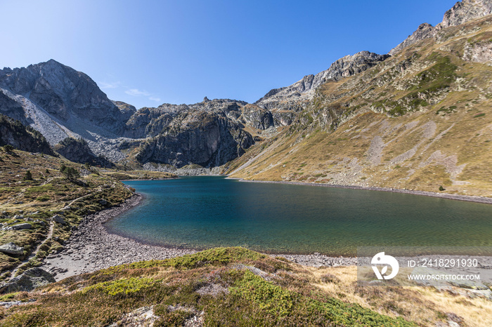 Lac de montagne Ilheou dans les Pyrénées à Cauterets