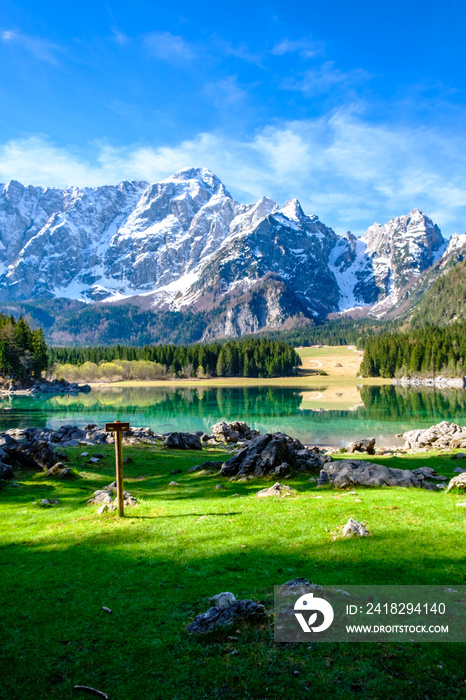 高山湖泊的春天早晨