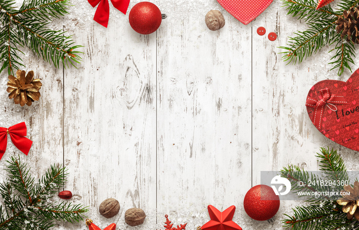 带圣诞树和装饰品的白色木桌俯视图。文本可用空间。圣诞球