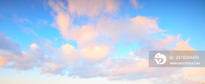 日落时的暴风雪过后，晴朗的蓝天和发光的粉红色积云。戏剧性的冬季云层。