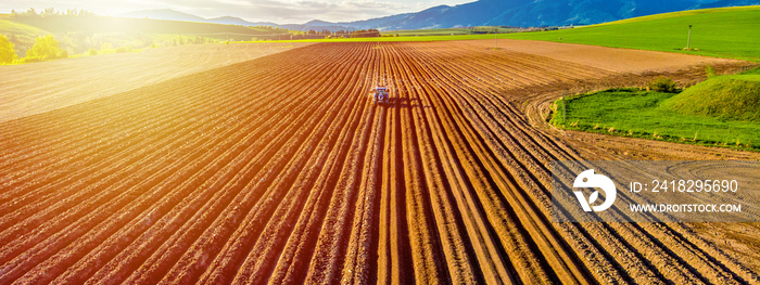 农民在拖拉机上用播种机在农田里准备土地。拖拉机耕地。Agricu