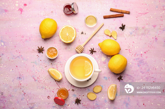 一杯柠檬、生姜和蜂蜜色背景的美味茶