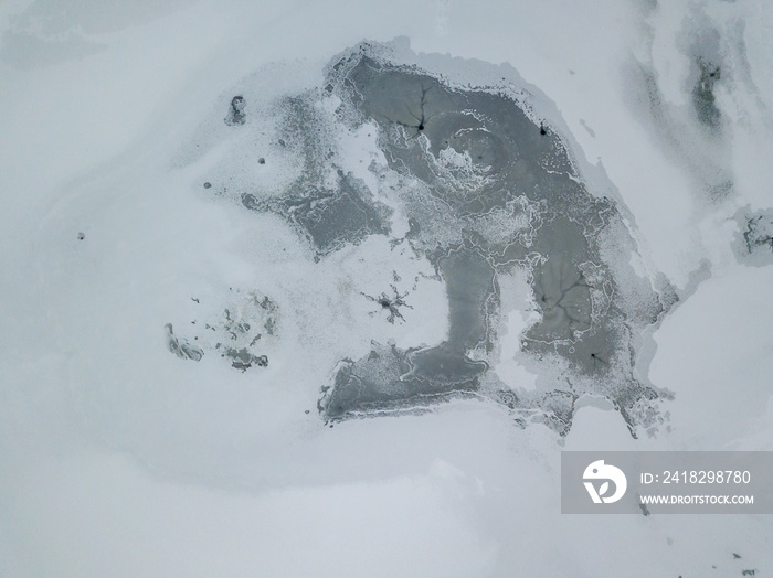 冰上结霜。空中无人机俯视图。冬天下雪的早晨。